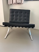 2 Barcelona Mies van der Rohe stoelen