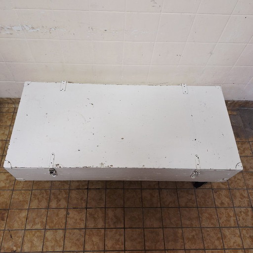 Weiße Holzkiste auf Rädern