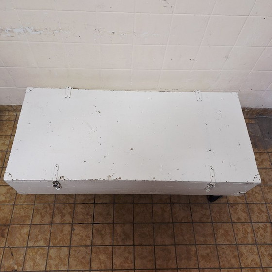 Image 1 of Weiße Holzkiste auf Rädern