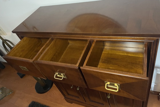 Image 1 of Mueble menaje de madera de cerezo con tres puertas y cajones.