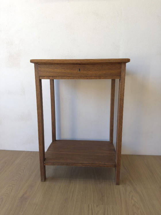 Image 1 of Oude eikenhouten bijzettafel uit de jaren 50.
