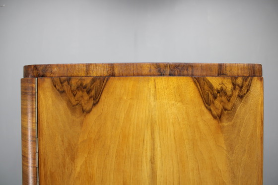 Image 1 of Armadio Bauhaus anni '30 di Vichr &amp; Spol in finitura noce, Cecoslovacchia