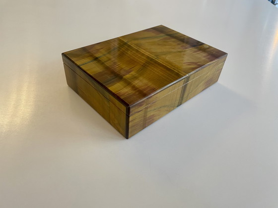 Image 1 of Schatulle aus Tigerauge mit Roten und grünen Einschmelzungen 