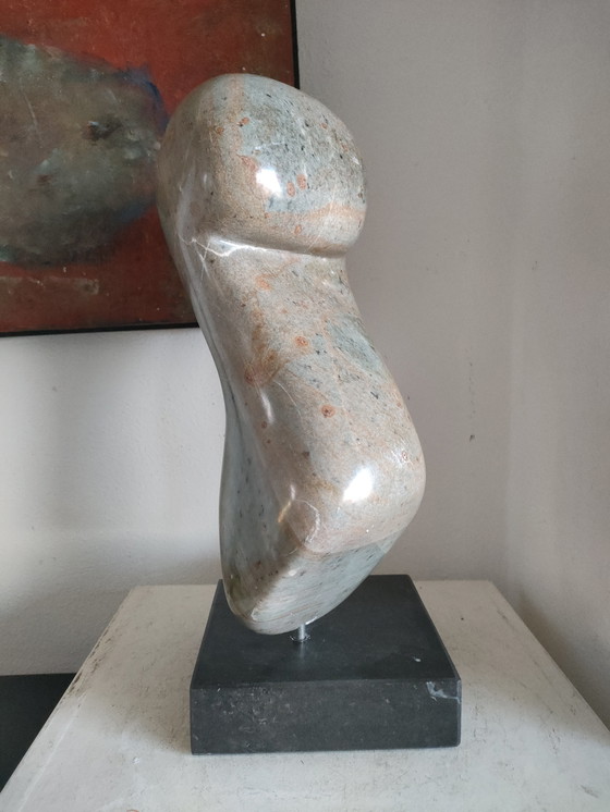 Image 1 of Sculpture abstraite en stéatite sur socle en marbre noir