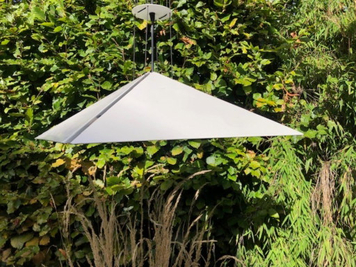 Lampada a sospensione bianca a forma di piramide