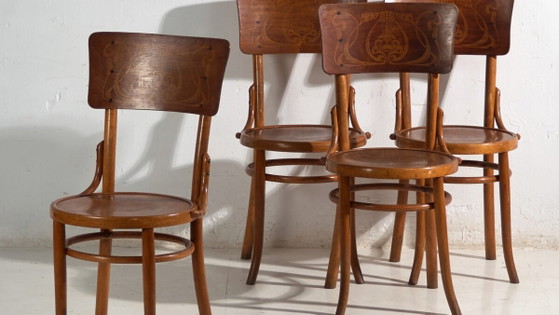 Ensemble ancien de 4 chaises de café viennoises en bois courbé avec dossier décoratif – Europe Centrale, c. (photo 3 of 40)