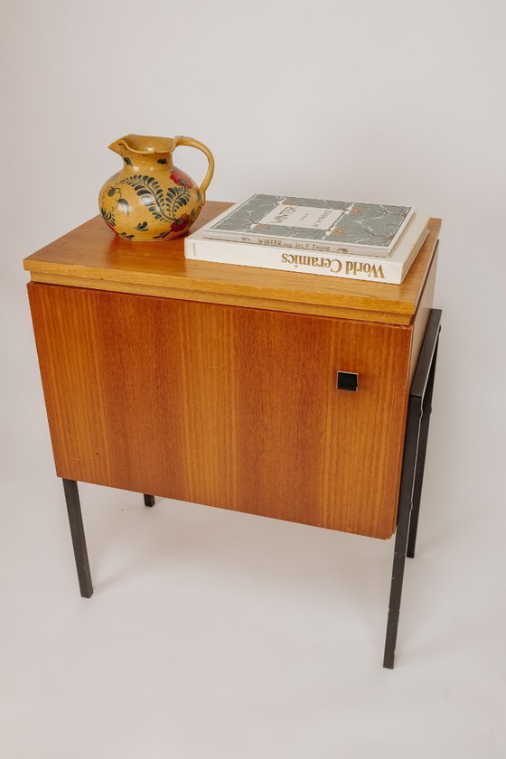 Image 1 of Mobiletto vintage in legno con gambe in acciaio nero