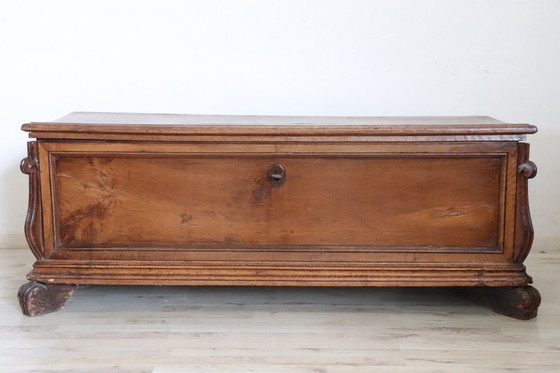 Image 1 of Arcón de mantas antiguo de nogal, Italia Principios del siglo XVIII