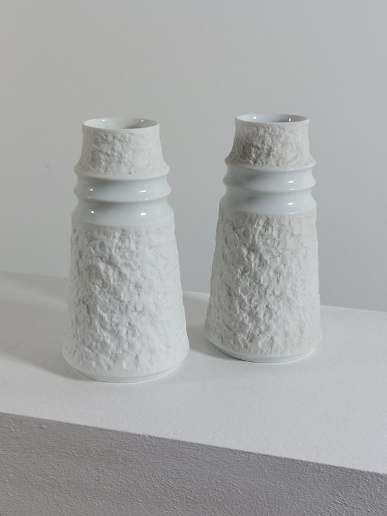 Image 1 of Par de jarrones antiguos de porcelana bizcochada decorados con piedras, de KPM Porcelain Bavaria.