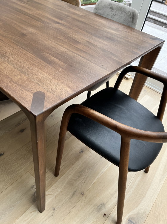 Image 1 of Table artisanale en noyer massif
