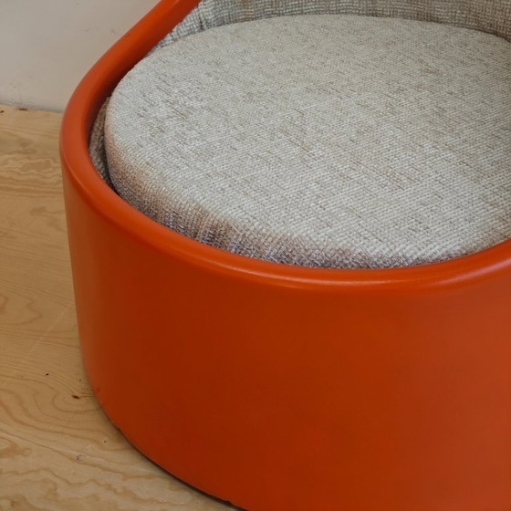 Image 1 of Chaise design fabriquée à partir d'une cabine téléphonique