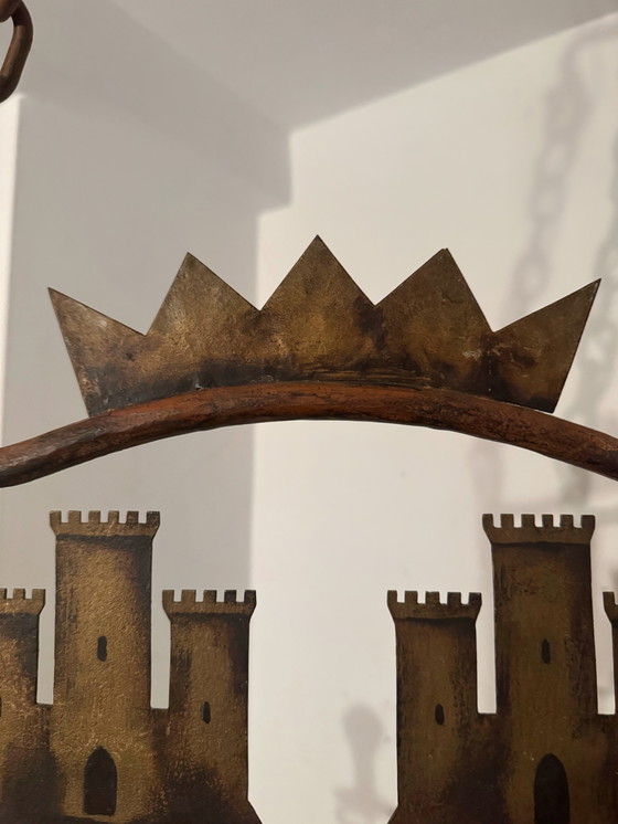 Image 1 of Middeleeuwse smeedijzeren kroonluchter in heraldische stijl