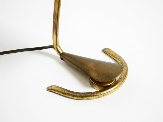 Image 1 of Lampe de table en laiton, rare et exceptionnelle, de style moderne du milieu du siècle.