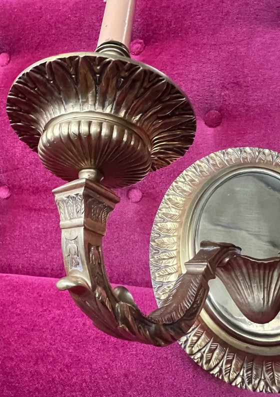 Een paar massief vergulde bronzen wandlampen in Lodewijk XVI-stijl. (photo 5 of 8)