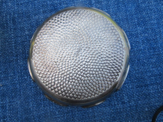 Image 1 of Grand dessous de verre ou plateau à épingles Wiskemann en forme de carafe martelée, vintage