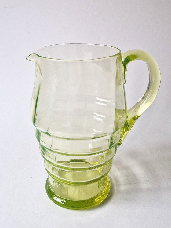 Image 1 of Art-déco-Wasserkrug aus Uranglas – 20 cm