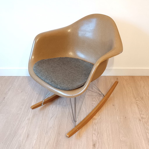 Mid Century RAR Schaukelstuhl aus Fiberglas von Eames - Vitra