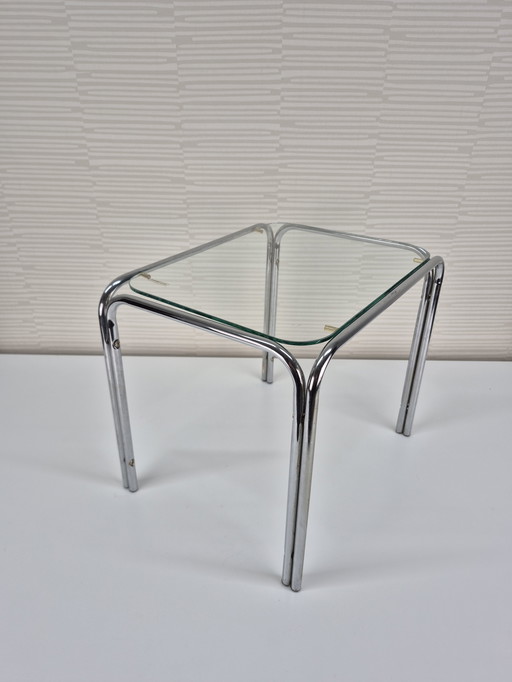 Table des années 1970. Table d'appoint vintage à structure tubulaire et plateau en verre.
