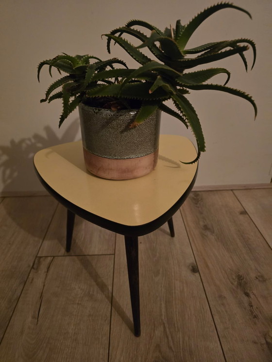 Image 1 of Magnifique table d'appoint triangulaire rétro vintage ocre à bordure noire