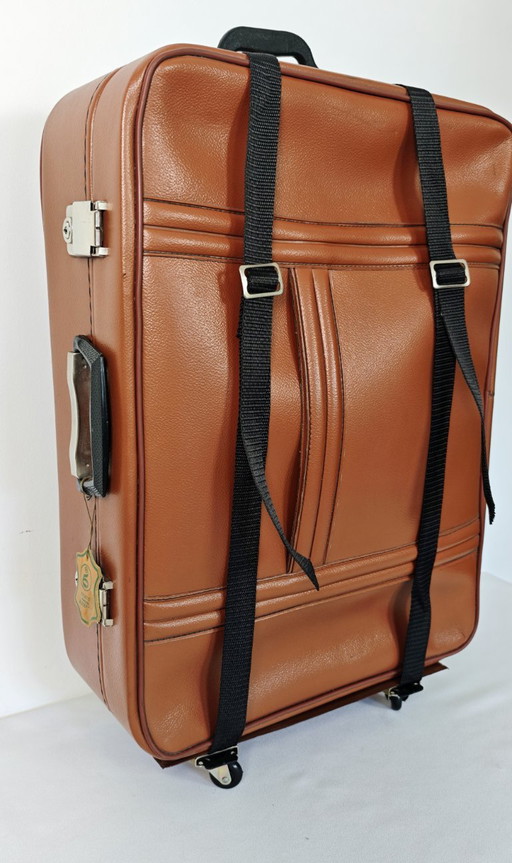 Vintage brauner Koffer mit Originaletikett und Rollen, 70er Jahre Cognac Kunstleder Gepäck, Sowjetunion Retro Reisetasche