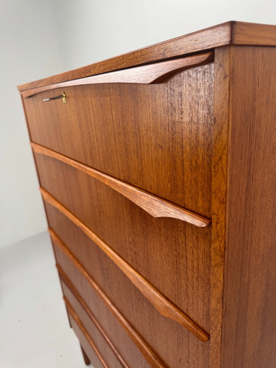 Cómoda alta danesa, Dinamarca, década de 1960. – Wood, Vintage (photo 8 of 9)
