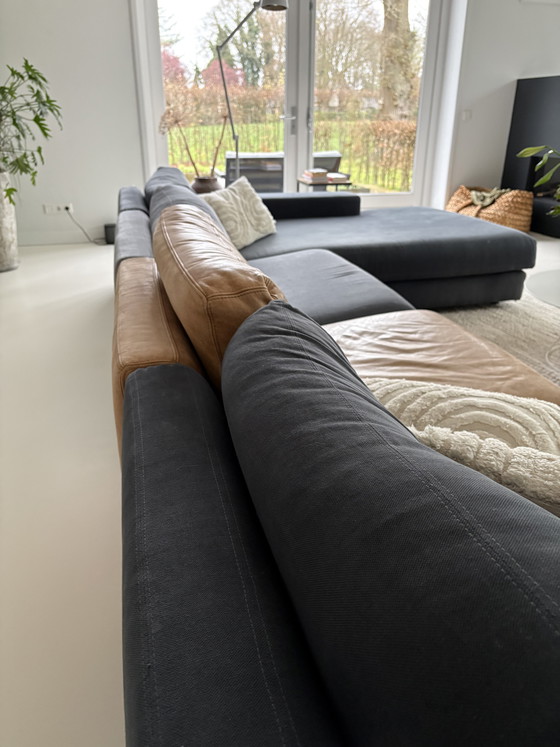 Image 1 of Un superbe canapé de chez Kartell Living, idéal pour un salon spacieux.