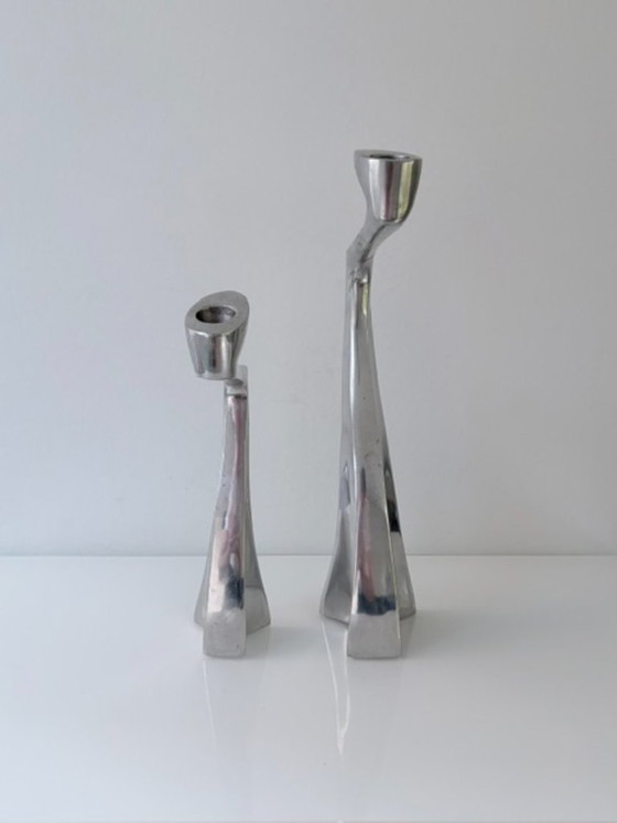 Portacandele Swan iconici di Matthew Hilton per SCP – Aluminium (photo 17 of 24)
