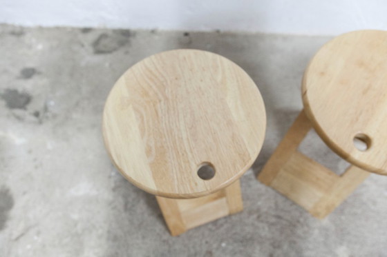 Image 1 of Een paar opklapbare krukjes van Adrian Reed uit de jaren 80.