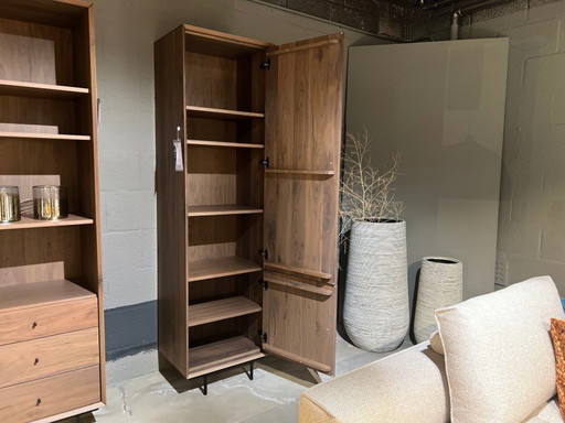 Geschlossener Abstellschrank mit 2 Türen