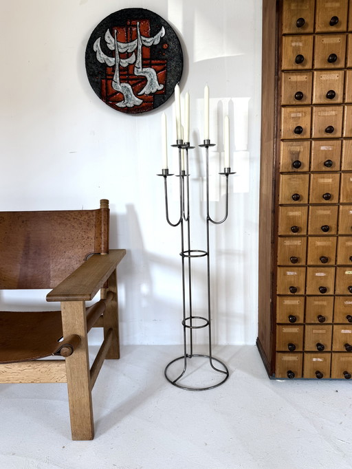 Candelabro de pie antiguo de hierro forjado de los años 60.