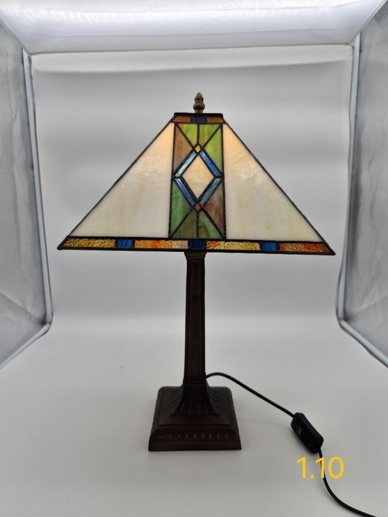 Image 1 of Beautiful Tiffany-style table lamp