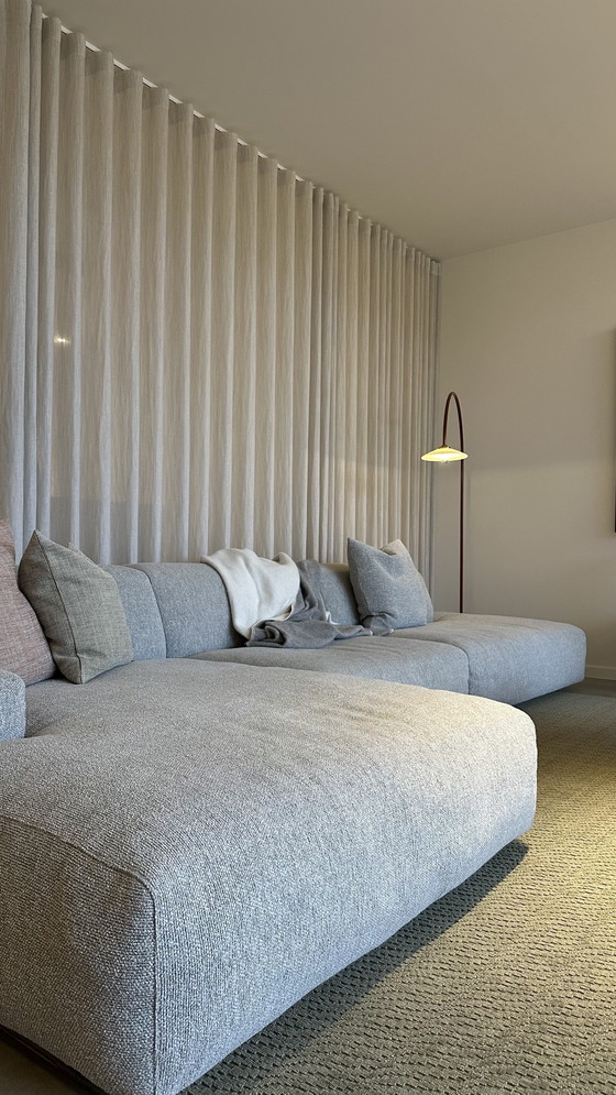 Image 1 of Seduta sulla nuvola