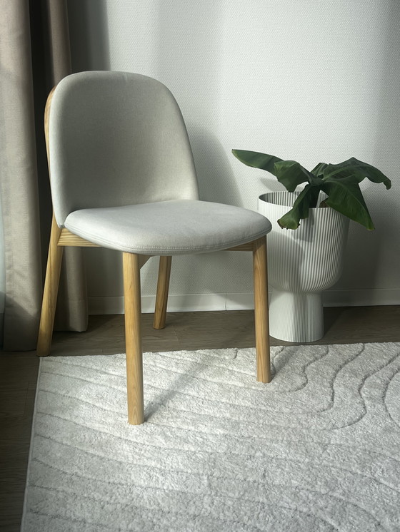 Image 1 of Westwing gestoffeerde essenhouten stoel