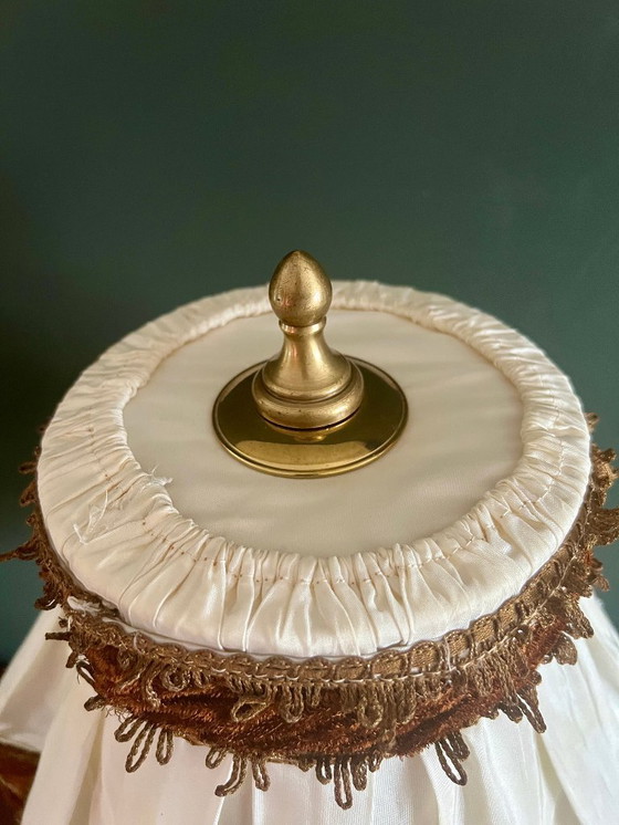 Image 1 of Solida lampada da tavolo in ottone della metà del secolo scorso. Base molto solida e paralume elaborato con finiture in velluto.