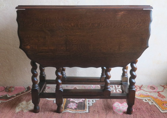 Image 1 of Ancienne table à manger à rallonge en chêne patiné avec bords sculptés, 1900