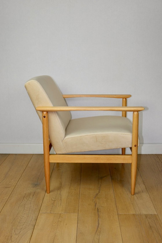 Image 1 of Fauteuil loft vintage années 70, beige clair, tissu velours, bois de hêtre naturel