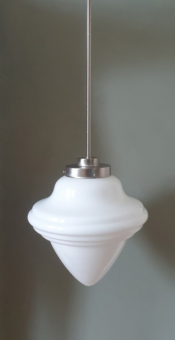 Image 1 of Lampada a sospensione Art Déco 'Eikel'. Vetro opalino con cornice in nichel opaco.