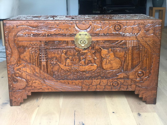 Image 1 of Coffre antique en bois de camphrier