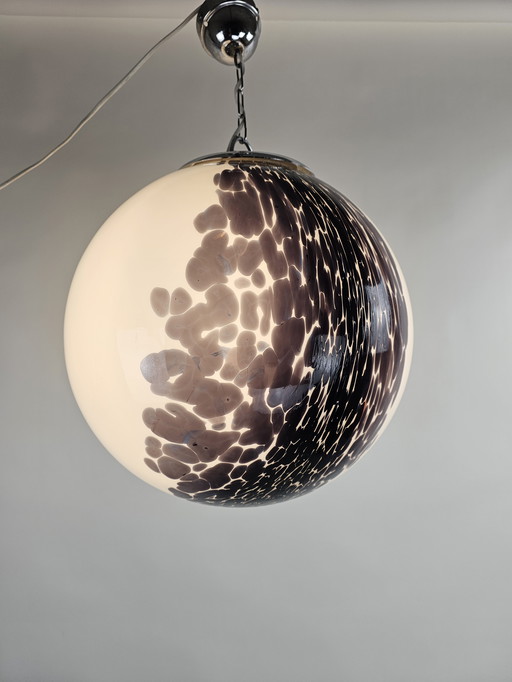 Grande lampe globe de 45 cm de diamètre, Italie, années 60, verre blanc et violet