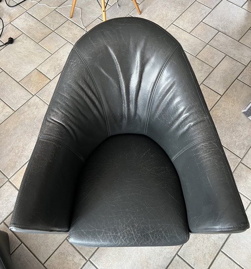 Dos sillones Leolux estilo chamán con otomana.