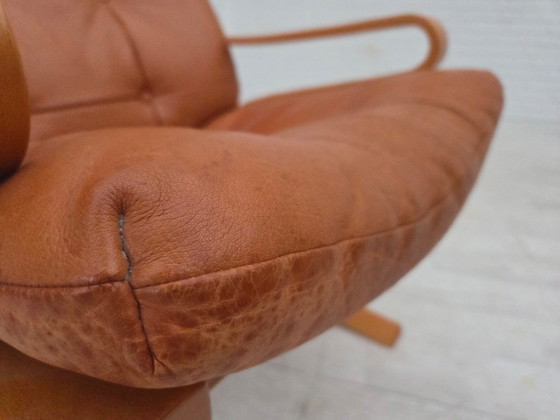 Image 1 of Noorse fauteuil uit de jaren 70, model "Kengu", meubelleer.