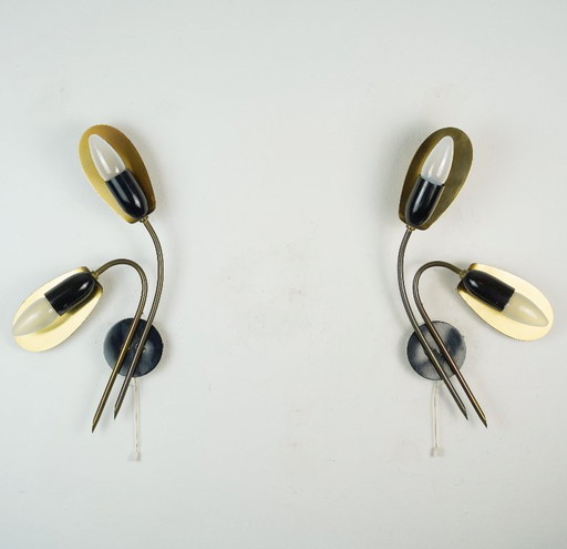 paar wandlampen uit de jaren 50 in mid-century stijl, gemaakt van messing en zwart metaal.
