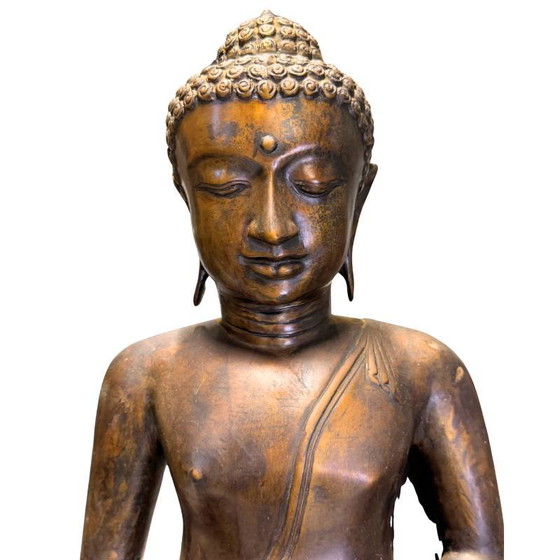 Monumental Javanese Buddha Shakyamuni – Bhumisparsha Mudra – 58 cm – 7.5 kg – Sculpture, Bronze (photo 9 of 10)