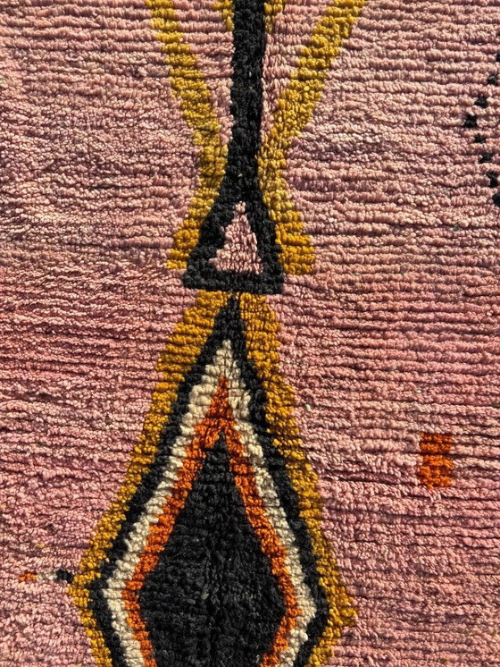 Image 1 of Marokkanischer Teppich in Rosa und Gelb 200x310 cm - Handgewebter Berberteppich mit geometrischen Mustern, Bohemian Tribal Area 