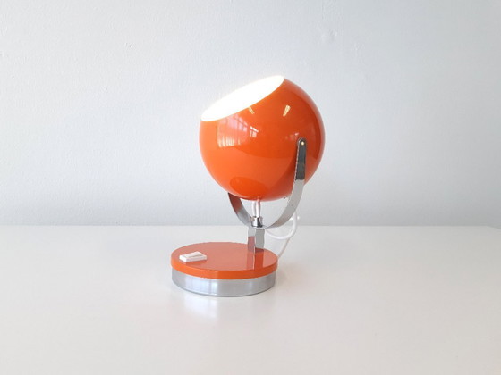 Image 1 of Vintage grafisch oranje metalen eyeball tafellampje, space age lampjeVintage grafisch oranje metalen eyeball tafellampje, space 