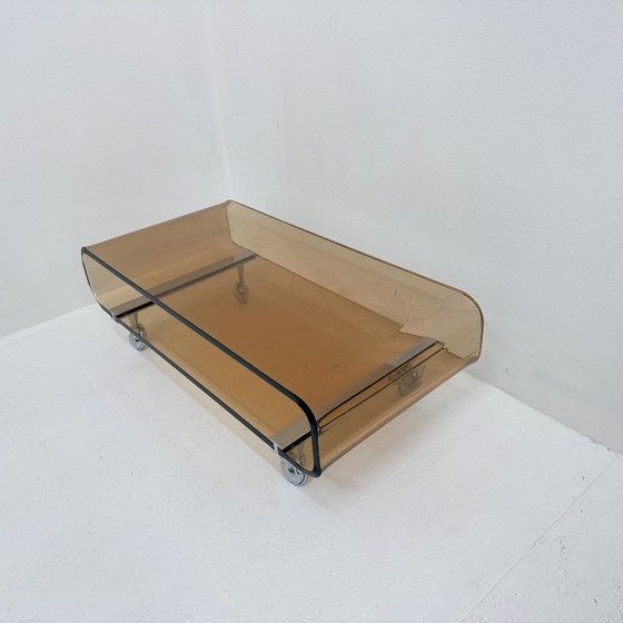 Image 1 of Mesa de centro de plexiglás de mediados de siglo, diseñada por Michel Dumas para Roche Bobois en 1972.
