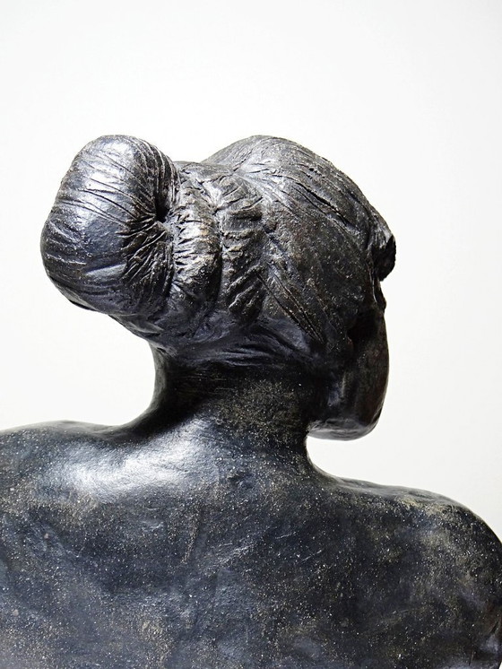 Image 1 of Keramikbüste einer Frau aus dem 20. Jahrhundert, ein nicht identifiziertes Kunstwerk.