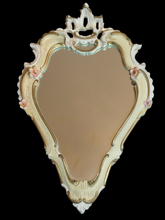 Image 1 of Set aus 2 Florentiner Barock Wandspiegeln 55×36 cm – Italien Vintage 1950–1970 – handbemaltes Holz mit Craquelé & Pastellblüten 