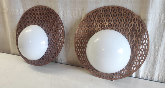 Image 1 of Appliques design en bois et globe opaline - mid.XXeme 