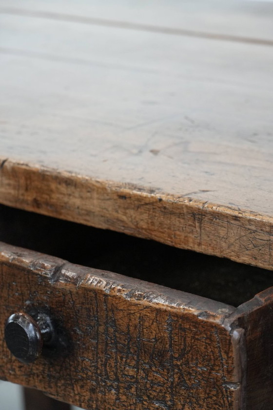 Image 1 of Table de salle à manger de ferme française ancienne et robuste, avec trois tiroirs, datant du XVIIIe siècle.